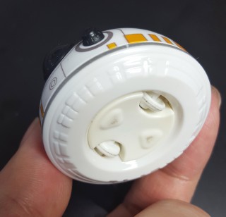 BB-8의 머리 하다엔 2개의 자석과 함께, 움직임을 자유롭게 하기 위한 작은 바퀴가 달려있다. - 이우상 기자 idol@donga.com 제공